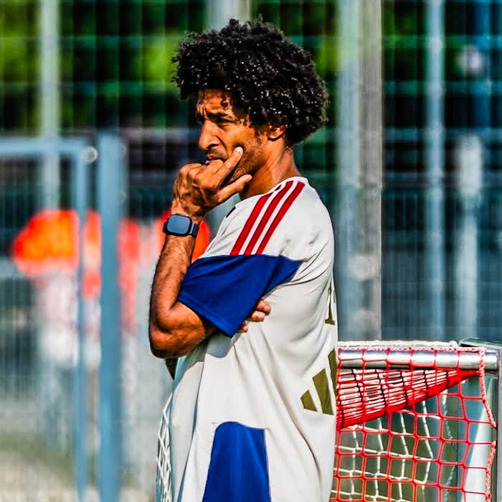 eurofootcom's tweet photo. 🇧🇷🧠 Dante's first day coaching Bayern Munich's reserve team! 🔴⚪️ https://t.co/Gbb54Mc16o