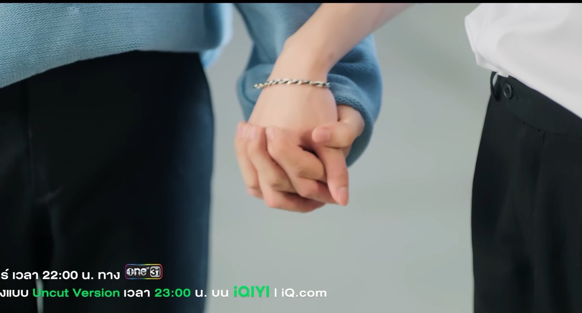 twnpichpr's tweet photo. The tragic beauty of this parallel is Ghlai had to turn back to realise what Lee wanted, but once he did, he knew that this gesture meant everything to Lee. Jai unconsciously did the same, but he never turned around to actually know that this is everything Pik wished for https://t.co/l3lQh6K8fO