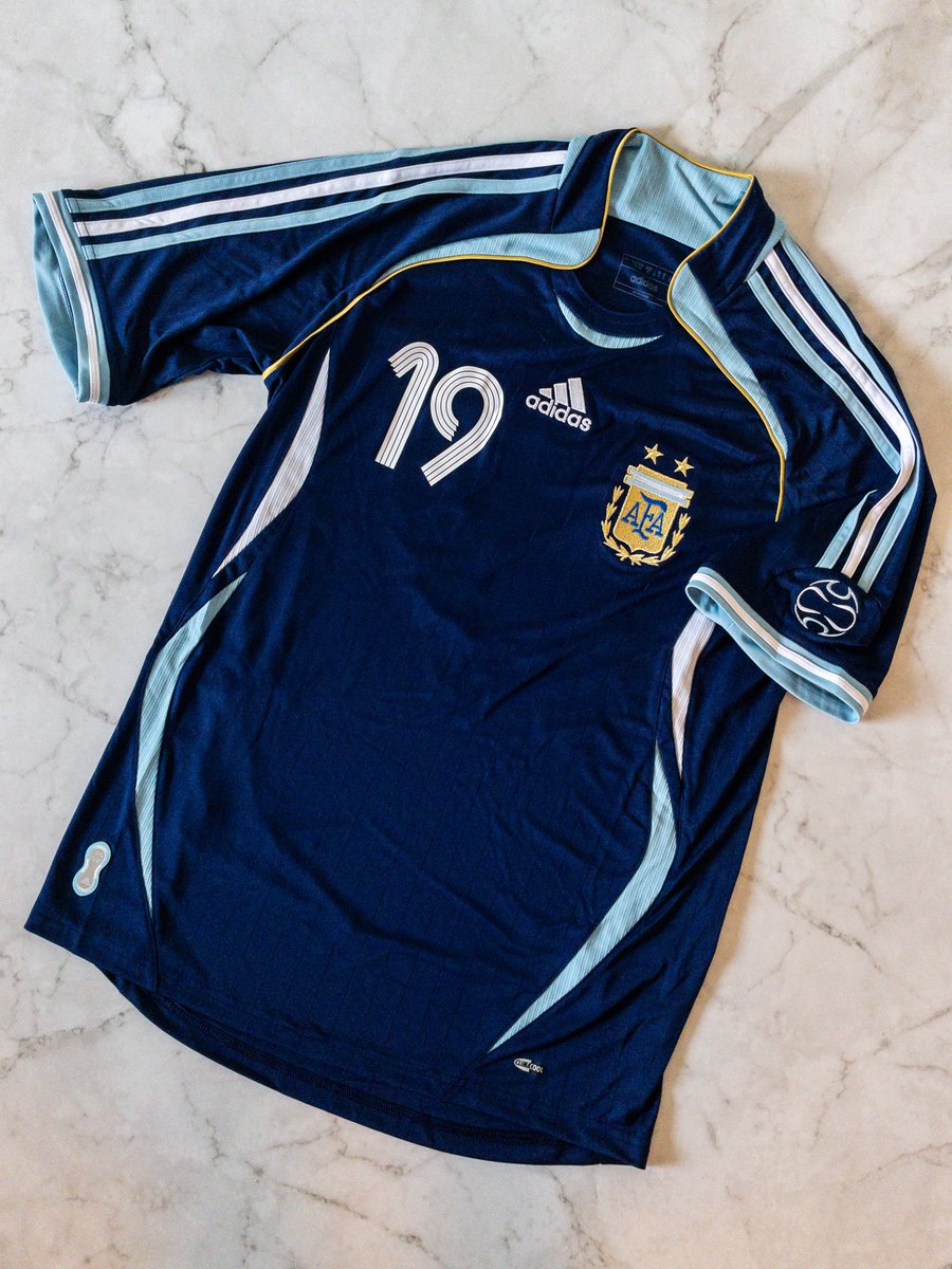 RBFootballVLOF's tweet photo. 🇦🇷 アルゼンチン代表ユニフォーム2006

クローゼを抜いて、W杯歴代最高得点者となる18ゴールを記録したメッシ

中継で何人かのサポーターが着ていた2006年のメッシユニフォームがコチラ（リメイクver.）

まだいくらか在庫が残っているので、日本からも購入可能

↓次ポストに購入ページあり https://t.co/cEGdk0213x