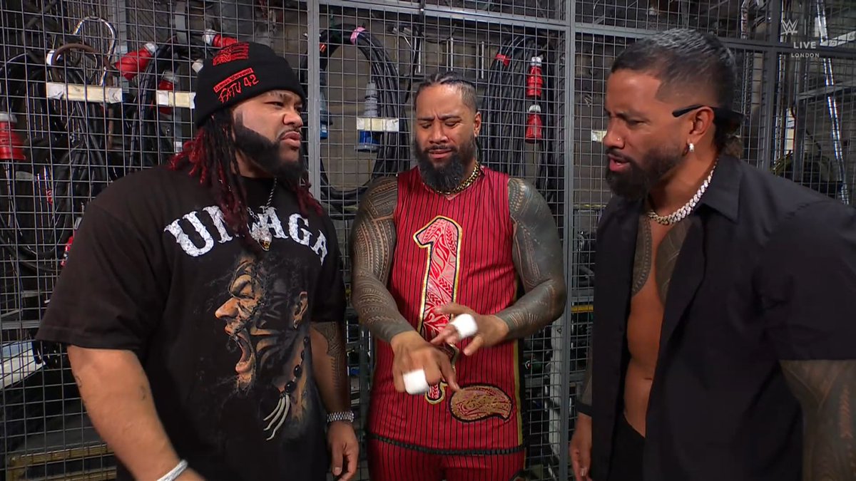 MarioWrestIing's tweet photo. Jey Uso le pregunta a Jacob Fatu qué hacía en SmackDown para hablar con Solo Sikoa... y él deja claro que Jacob solo toma órdenes de Roman Reigns.

Esa camiseta de Umaga ❤️ #WWERAW https://t.co/ruuw7BaGjS