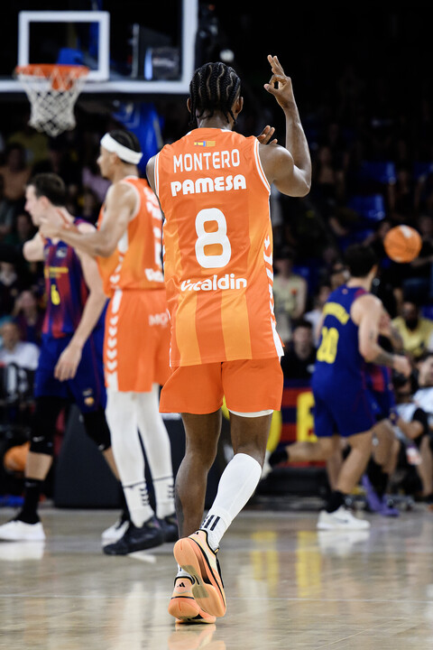 davidsardinero's tweet photo. El tercer cuarto de Jean Montero. Impresionante

▪️15 puntos
▪️2/3 en tiros de 2
▪️3/4 en triples
▪️2/2 en tiros libres
▪️1 rebote
▪️1 asistencia
▪️16 de valoración

▪️en 7'25" en pista

Y canastas de una dificultad altísima. Qué bestia.

📸acb Photo / David Grau https://t.co/jeHF1nrbsV