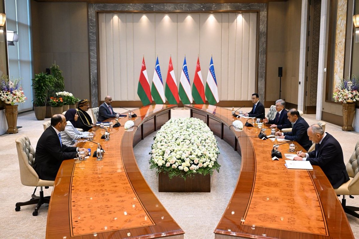 OmanEmbassyUZB's tweet photo. استقبل الرئيس الأوزبكي شوكت ميرضيائيف يوم الخميس الموافق 18 يونيو 2026م، معالي الدكتور خميس بن سيف الجابري وزير الاقتصاد، وسعادة السفيرة السيدة وفاء بنت جبر البوسعيدي وسعادة يعرب بن عبدالله اليعربي أمين عام مكتب نائب رئيس الوزراء للشؤون الإقتصادية، وسعادة منير بن علي المنيري نائب رئيس جهاز الإستثمار العماني للعمليات. حيث نقل معالي الوزير تحيات حضرة صاحب الجلالة السلطان هيثم بن طارق المعظم "حفظه الله ورعاه"، كما تم تبادل الآراء حول تعزيز التعاون التجاري والإستثماري بين البلدين.