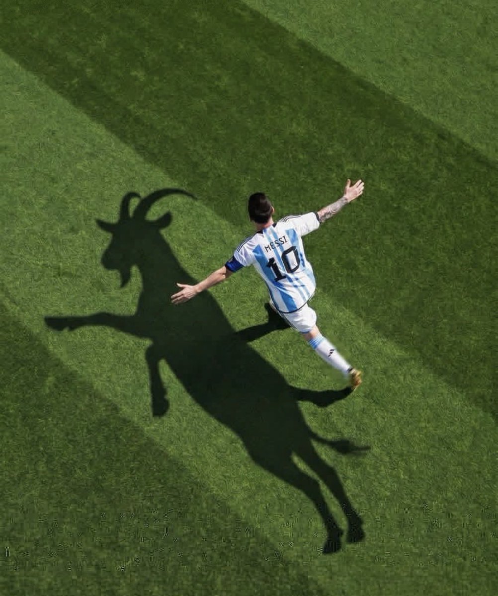 Ana065984768307's tweet photo. Volleyball GOAT.            /  Football GOAT. https://t.co/Z1lh0H7omG