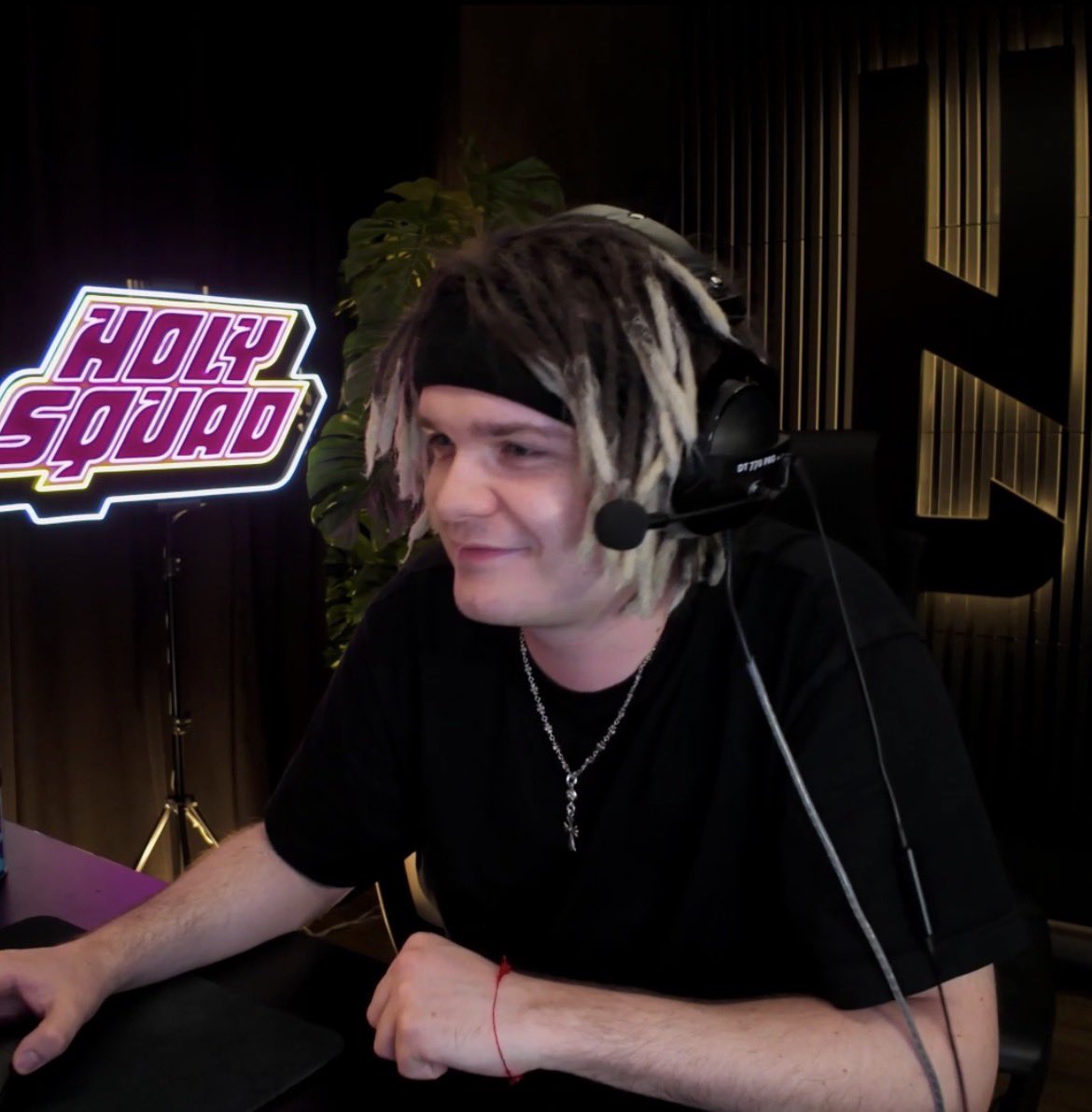 byersdiaries's tweet photo. the face of someone whos now close friends with someone he used to watch play his favorite game on youtube, when it wasnt popular in poland at all and didnt have anyone to talk about it back then☹️☹️☹️ 

#qsmp2 #concertduo https://t.co/6pmJQVENPi