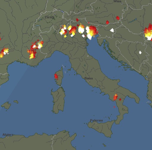Emergenza24's tweet photo. ADESSO [22.06-21:00] Nord #Italia in corso e previste intense precipitazioni anche temporalesche e forte attività elettrica #fulmini 
➡️Dicci dove sei (se nell’area e ADESSO) e la situazione, anche se ok. Grazie 🙏

ℹ️ Informazioni e aggiornamenti: https://t.co/vPn5HpmLtv
➡️ Segui questo account X/Twitter https://t.co/73Mmpaj4jZ
📢 Iscriviti adesso al canale Whatsapp di Emergenza24 (togli le notifiche perché aggiorniamo H24) https://t.co/9bslUsJKi6