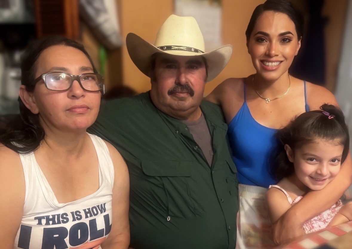 MayraFlores4TX's tweet photo. Don't let your parents' sacrifices go to waste. Living the American dream honors them and all who came before you. https://t.co/mD0FycPUas