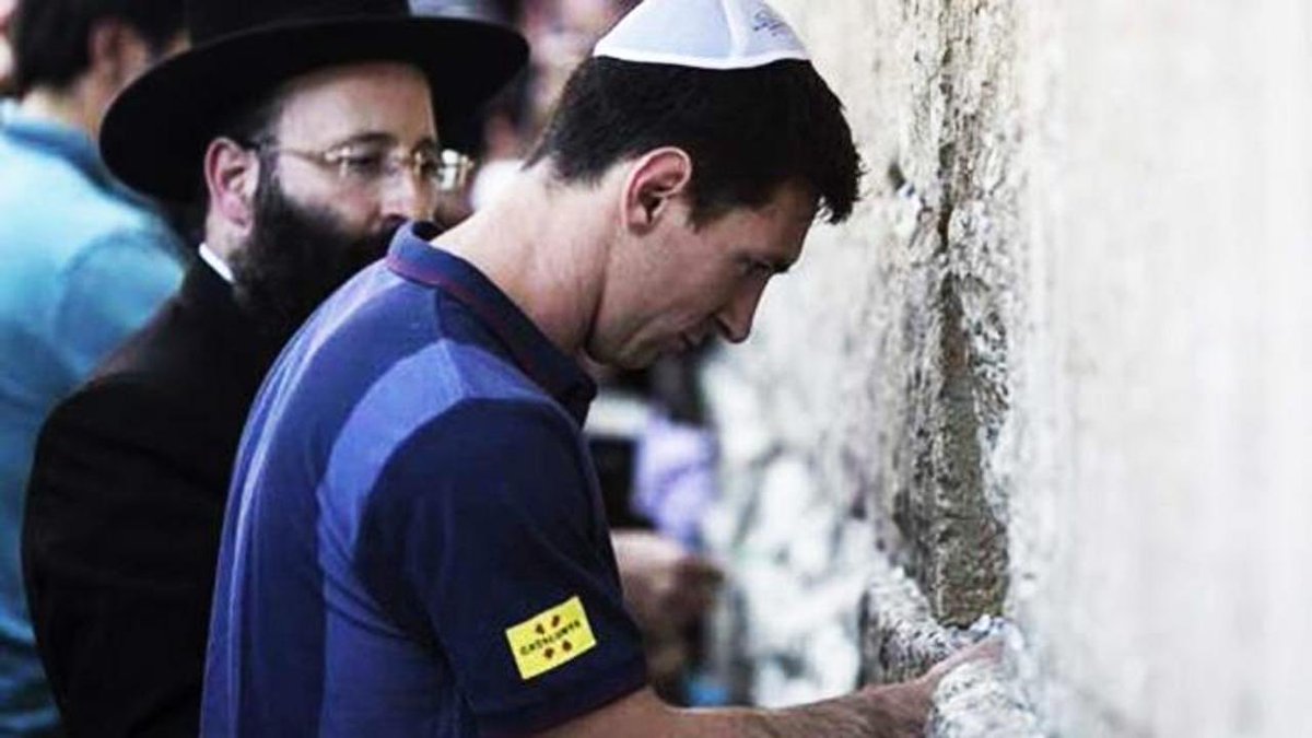 Sedaddi's tweet photo. Lionel Messi’nin birkaç gol fazla atmış olması, onun bir İsrail işbirlikçisi olduğu gerçeğini değiştirmiyor… Cristiano Ronaldo’nun tahtı gönüllerimizdedir. https://t.co/xcThFPaUhJ