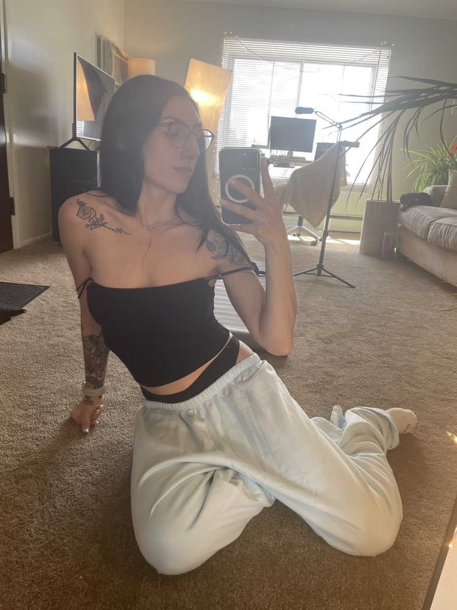 MirandaRhoze's tweet photo. just chillin 👽

#girls #girlsnextdoor #girlswithtattoos #chillin https://t.co/AvHFKzcqLq