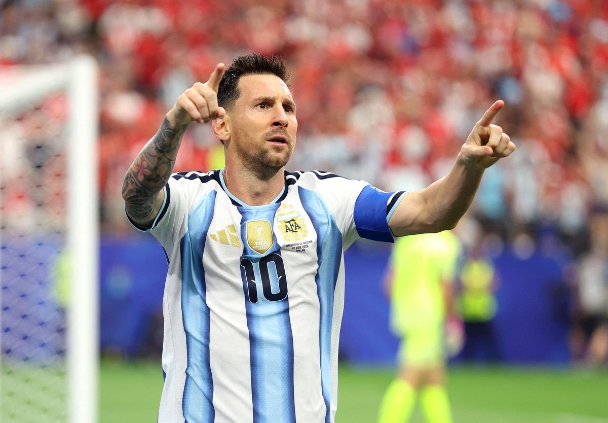presingba's tweet photo. Neki rekordi se ruše. Neki rekordi se nasljeđuju. A postoje i oni rijetki trenuci kada rekord jednostavno pronađe čovjeka kojem oduvijek pripada.

Lionel Messi je protiv Austrije postigao svoj 17. pogodak na svjetskim prvenstvima i postao najbolji strijelac u historiji Mundijala. https://t.co/ITGTefl8qN