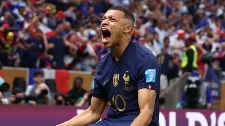 ActuFoot_'s tweet photo. 🚨🚨 OFFICIEL ! 100ÈME SÉLECTION EN ÉQUIPE DE FRANCE POUR KYLIAN MBAPPÉ 🇫🇷 !!! 🤩

À seulement 27 ans, il est déjà le 10ème joueur LE PLUS CAPÉ de l'histoire des Bleus : 

1️⃣ Hugo Lloris : 145 sélections
2️⃣ Lilian Thuram : 142 sélections
3️⃣ Olivier Giroud : 137 sélections
3️⃣ Antoine Griezmann : 137 sélections
5️⃣ Thierry Henry : 123 sélections
6️⃣ Marcel Desailly : 116 sélections
7️⃣ Zinédine Zidane : 108 sélections
8️⃣ Patrick Vieira : 107 sélections
9️⃣ Didier Deschamps : 103 sélections
🔟 Kylian Mbappé : 100 sélections 🆕

100 matches, et tellement de moments ICONIQUES. 💎