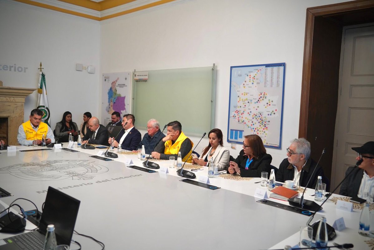 AABenedetti's tweet photo. Tras los resultados de la segunda vuelta presidencial, desde el @MinInterior realizamos una cumbre de seguimiento institucional para evaluar lo sucedido en la jornada del 21 de junio y conocer nuevos reportes e incidencias registradas durante los comicios.

Participan el @mindefensa, la @PGN_COL, la @Registraduria, el @CNE_COLOMBIA, Fuerzas militares y de Policía y demás entidades del Estado y de observación electoral.