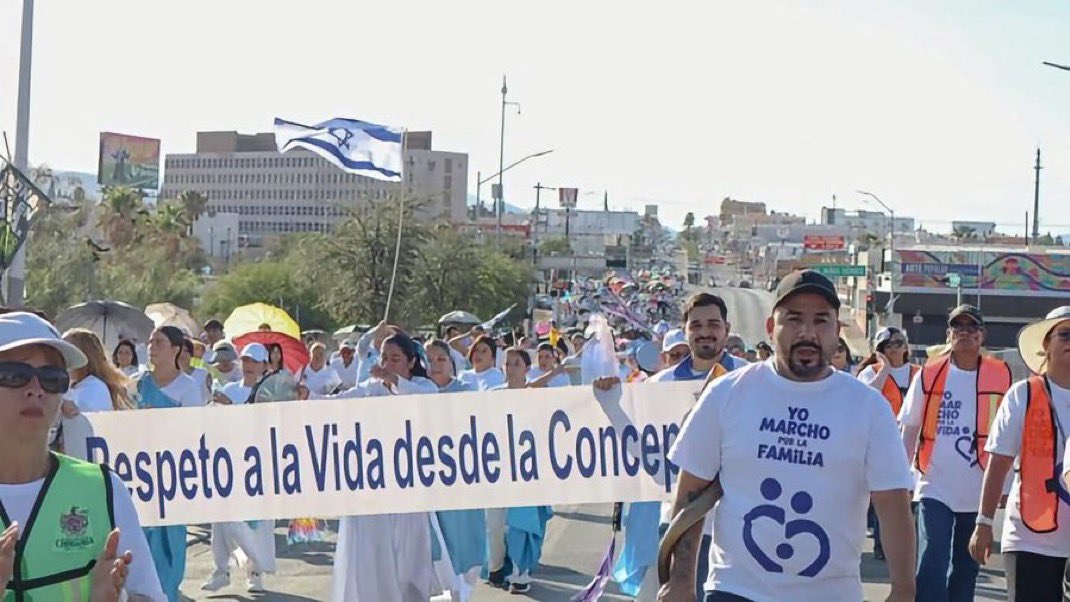 CarlosVZenteno's tweet photo. El cipayo @JorgeRoHe asegura que defenderán la “patria”. 

Recientemente ese mismo PAN en Chihuahua realizó una escasa movilización y se vio de todo excepto banderas de nuestra PATRIA. 🇲🇽

¿Qué bandera se vio y estaban ondeando? 

La de israel. https://t.co/ScnI6gQ2O3