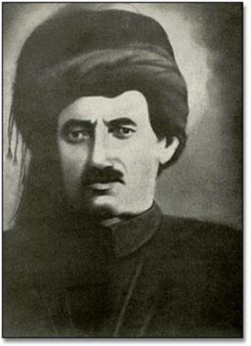 FarukRisale's tweet photo. 📌 Üstad Bediüzzaman'ı harama baktırmayan o sebep. 
Risale-i Nur'da şöyle anlatıyor:

   Tarih-i hayatımı bilenlere malûmdur: Ellibeş sene evvel ben, yirmi yaşlarında iken, Bitlis'te merhum vali Ömer Paşa hanesinde iki sene onun ısrarıyla ve ilme ziyade hürmetiyle kaldım. Onun altı aded kızları vardı. Üçü küçük, üçü büyük. Ben, üç büyükleri, iki sene beraber bir hanede kaldığımız halde, birbirinden tefrik edip tanımıyordum. O derece dikkat etmiyordum ki bileyim. Hattâ bir âlim misafirim yanıma geldi, iki günde onları birbirinden farketti, tanıdı. Herkes bendeki hale hayret ederek bana sordular: "Neden bakmıyorsun?" Derdim: "İlmin izzetini muhafaza etmek, beni baktırmıyor."
   
Hem kırk sene evvel İstanbul'da Kâğıthane şenliğinin yevm-i mahsusunda, Köprüden tâ Kâğıthane'ye kadar Haliç'in iki tarafında binler açık-saçık Rum ve Ermeni ve İstanbul'lu karı ve kızlar dizildikleri sırada, ben ve merhum meb'us Molla Seyyid Taha ve meb'us Hacı İlyas ile beraber bir kayığa bindik, o kadınların yanlarından geçiyorduk. Benim hiç haberim yoktu. Halbuki Molla Taha ve Hacı İlyas beni tecrübeye karar verdikleri ve nöbetle beni tarassud ettiklerini bir saat seyahat sonunda itiraf edip dediler: "Senin bu haline hayret ettik, hiç bakmadın." Dedim: "Lüzumsuz, geçici, günahlı zevklerin âkıbeti elemler, teessüfler olmasından istemiyorum."

Tarihçe-i Hayat - 519.sayfa / Bediüzzaman Said Nursi