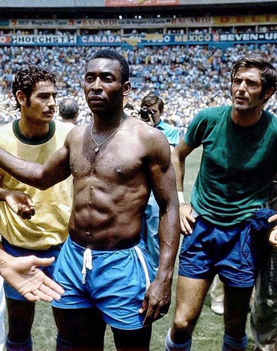 victorbarbuza's tweet photo. Começaram com esse papo de “superou Pelé” de novo?

Tô achando que 3 Copas, sendo protagonista em 2, ficou pouco. 😂

Se tivesse jogado saudável em 66…

Foram 12 gols em apenas 14 jogos sem NENHUM pênalti.

Vamos assassinar a história não. 🙏 https://t.co/R4KxfELgbs