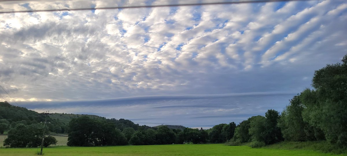 ANGRYNIC2's tweet photo. Monday 22nd June @TourismNYorks @Yorkshire2018 this is the Yorkshire Dales after yesterday's UN criminal Sprayfest we have this obviously very (not) normal looking sky... feels like a greenhouse and obviously not natural. We see you. When are we the people stopping this dimming? https://t.co/NRCCvQ4kBY