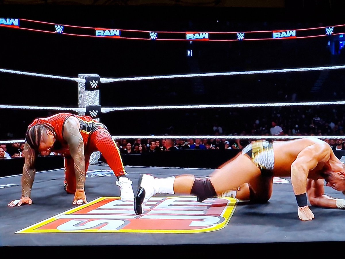 Jessicooo's tweet photo. #WWERaw https://t.co/NRGqeuJiuJ