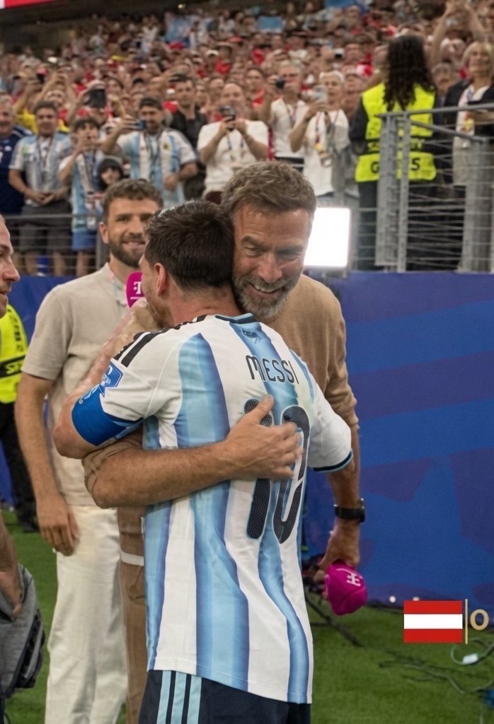 CrewsMat10's tweet photo. Lionel Messi ✖️Jurgen Klopp✖️Thomas Muller. 

The company of Legends. 👏🔥 https://t.co/MKJpCtNd0Y