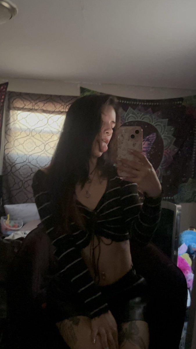 bitxhbri's tweet photo. @Colyin1o1 if ur lookin for a petite girl, pm n im all urs baby😻 https://t.co/oPDTP2Dz8x