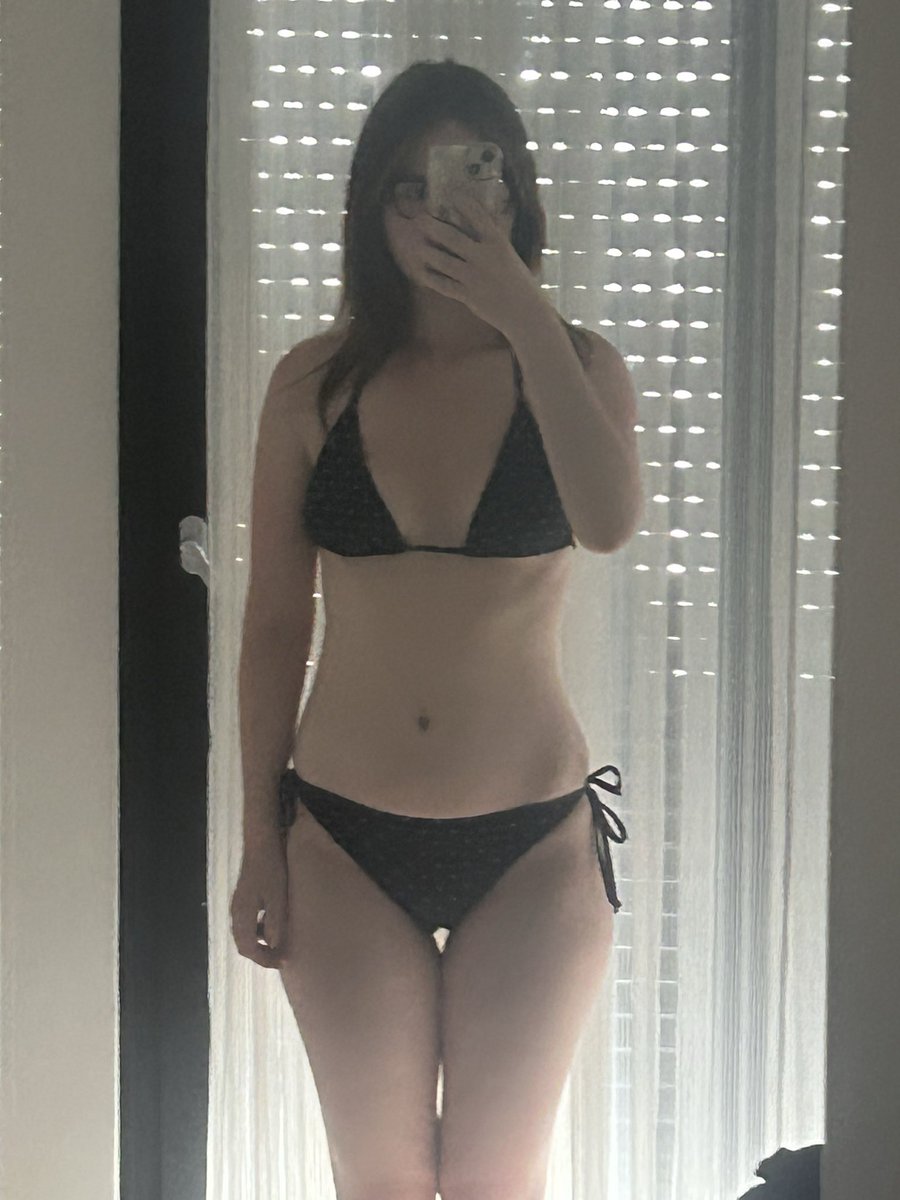 kaiakcal's tweet photo. holiday bodychecks // not having a scale is driving me crazy if i gained i’ll lose my shit, also the amount of skinny girls here is insane pls go home https://t.co/4xy93TjfBY