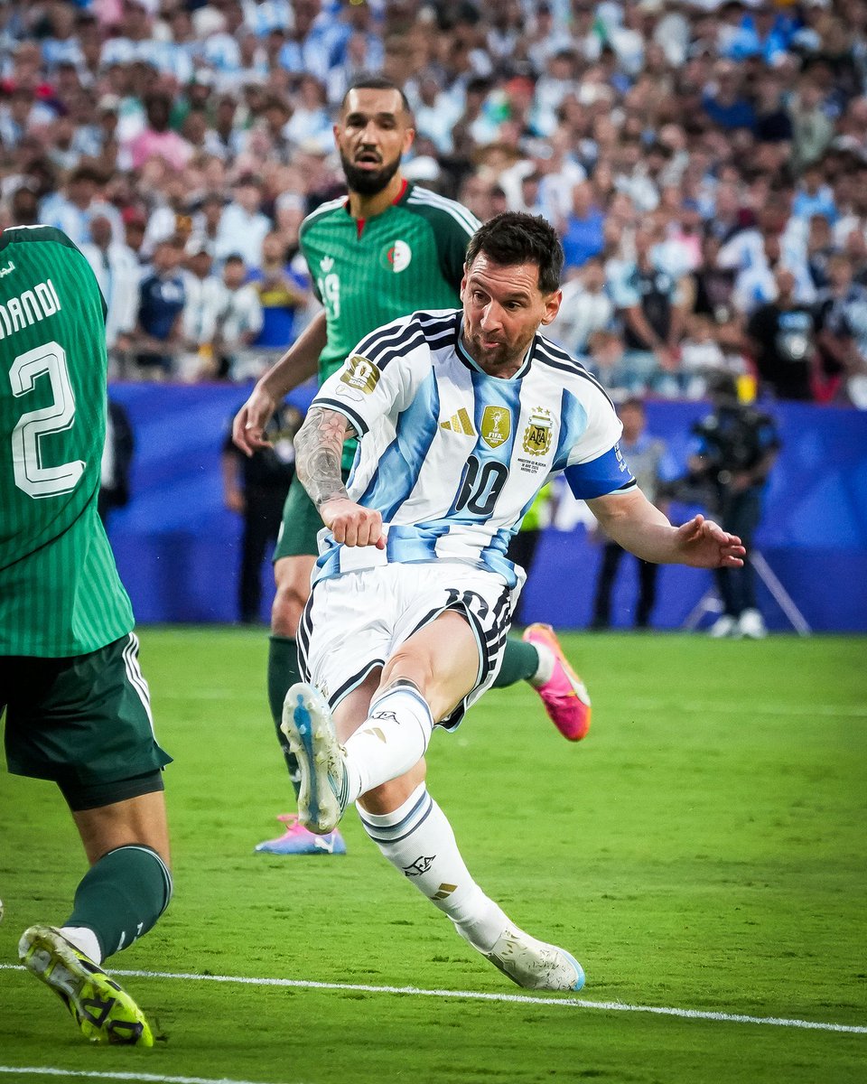 Indie5051's tweet photo. Lionel Messi sigue haciendo historia y se convirtió en el tercer futbolista en marcar en seis partidos consecutivos de una Copa del Mundo masculina.

Su impresionante racha comenzó en Qatar 2022 y continúa en el Mundial de 2026:

⚽ vs. Australia (Octavos de final, 2022)
⚽ vs. Países Bajos (Cuartos de final, 2022)
⚽ vs. Croacia (Semifinal, 2022)
⚽⚽ vs. Francia (Final, 2022)
⚽⚽⚽ vs. Argelia (Fase de grupos, 2026)
⚽ ⚽️vs. Austria (Fase de grupos, 2026)

Una marca histórica que reafirma el legado del capitán argentino en la máxima competición del fútbol mundial. 🇦🇷