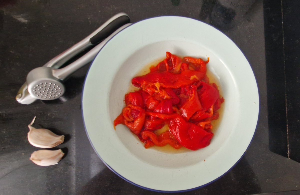 srdeserrano's tweet photo. Ajo o no ajo, esa es la cuestión🤔. #cocinacasera #pimientos #ajo https://t.co/SI3vkjtwe5