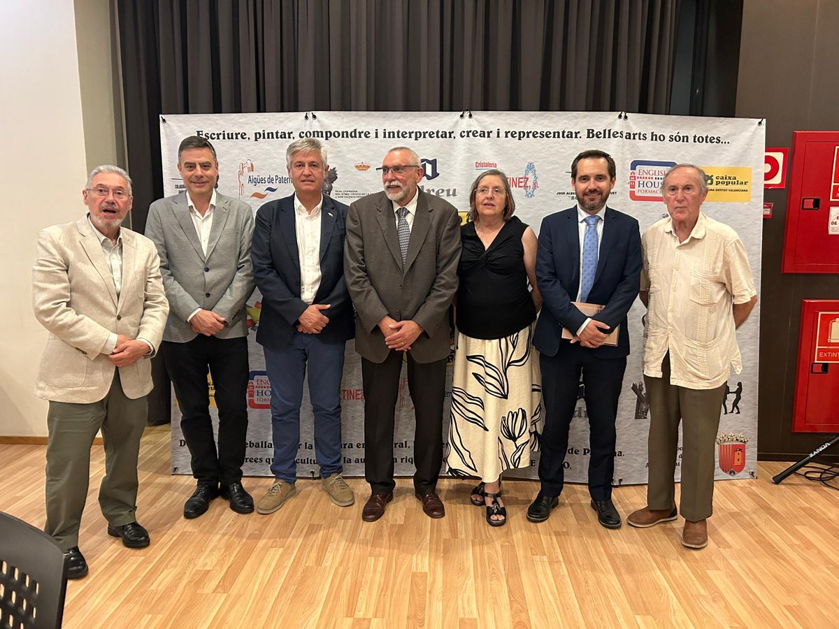 LoRatPenat_'s tweet photo. 📚🦇 Lo Rat Penat, present en el XXV Certamen Lliterari de l'Ateneu Cultural Paterna

👥El president de Lo Rat Penat, Josep Vicent Navarro Raga, junt al vicepresident, Òscar Rueda Pitarque i als membres de la Junta de Govern, Imma Ballester, Pau Giner Bayarri i Ricart Folgado Bisbal, assistiren el divendres passat a l'acte d'entrega de premis del XXV Certamen Lliterari de l'Ateneu Cultural Paterna.

👏Des de Lo Rat Penat volem felicitar cordialment a tots els autors guardonats, verdaders protagonistes d'una velada dedicada a les lletres i a la promoció de la cultura valenciana, aixina com a l'Ateneu Cultural Paterna, presidit per Vicent Alarcón Vila, per l'excelent organisació d'esta vigèsim quinta edició i pel seu compromís constant en la creació lliterària i la difusió de les nostres senyes d'identitat.

🔵🟡🔴Actes com este demostren la vitalitat de la cultura valenciana i la necessitat de continuar recolzant ad aquelles entitats que treballen, dia a dia, per a mantindre viva la nostra llengua, la nostra història i les nostres tradicions.

👏 ✒️La nostra més sincera enhorabona als premiats i a tots aquells que han fet possible una nova edició d'este prestigiós certamen.