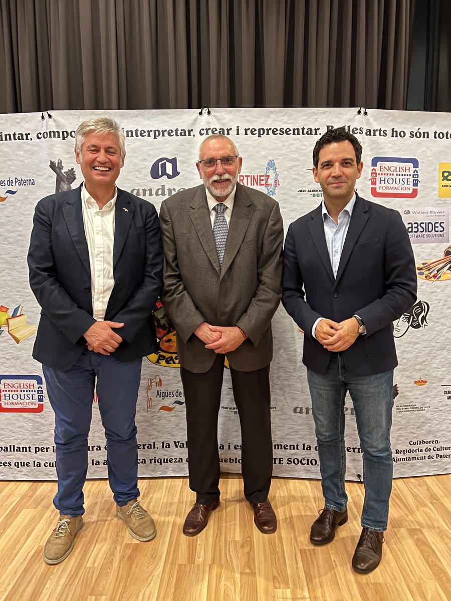LoRatPenat_'s tweet photo. 📚🦇 Lo Rat Penat, present en el XXV Certamen Lliterari de l'Ateneu Cultural Paterna

👥El president de Lo Rat Penat, Josep Vicent Navarro Raga, junt al vicepresident, Òscar Rueda Pitarque i als membres de la Junta de Govern, Imma Ballester, Pau Giner Bayarri i Ricart Folgado Bisbal, assistiren el divendres passat a l'acte d'entrega de premis del XXV Certamen Lliterari de l'Ateneu Cultural Paterna.

👏Des de Lo Rat Penat volem felicitar cordialment a tots els autors guardonats, verdaders protagonistes d'una velada dedicada a les lletres i a la promoció de la cultura valenciana, aixina com a l'Ateneu Cultural Paterna, presidit per Vicent Alarcón Vila, per l'excelent organisació d'esta vigèsim quinta edició i pel seu compromís constant en la creació lliterària i la difusió de les nostres senyes d'identitat.

🔵🟡🔴Actes com este demostren la vitalitat de la cultura valenciana i la necessitat de continuar recolzant ad aquelles entitats que treballen, dia a dia, per a mantindre viva la nostra llengua, la nostra història i les nostres tradicions.

👏 ✒️La nostra més sincera enhorabona als premiats i a tots aquells que han fet possible una nova edició d'este prestigiós certamen.