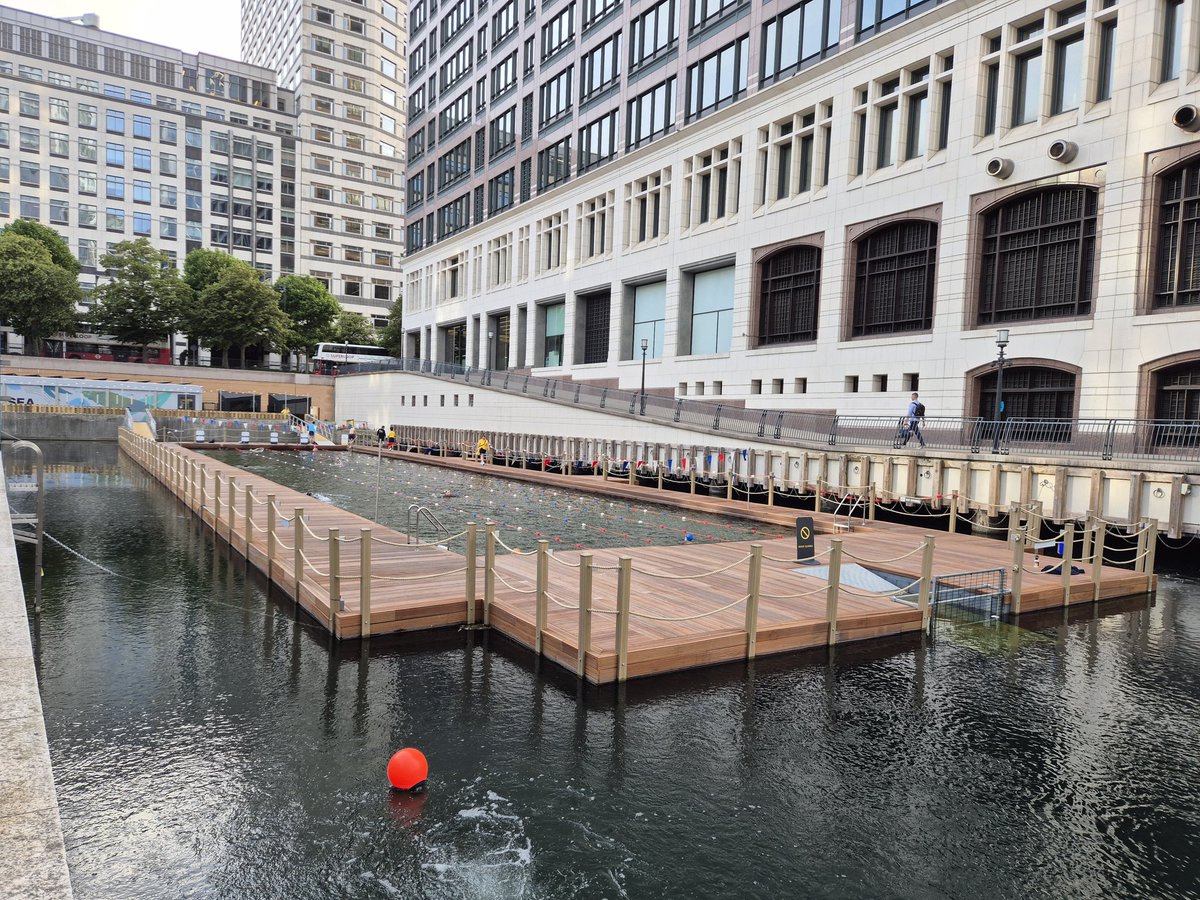 RyanGracey's tweet photo. #SeaLanesCanaryWharf #Heatwave https://t.co/IOUkhO2DRN