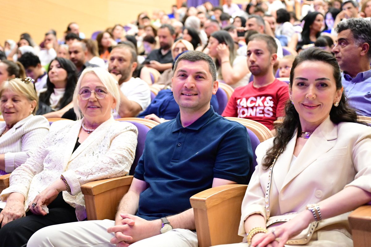 ulasbaskan's tweet photo. Bu akşam Elvin Bale Müzik ve Sanat Kursu’nun düzenlemiş olduğu Yıl Sonu Bale Resitali'nde küçük sanatçı kardeşlerimi hayranlıkla izledim. Her biri, zarafetleriyle ve emekleriyle bizlere unutulmaz anlar yaşattı.

Sahnedeki o ışıl ışıl adımlar, umut dolu sanatçılarının yetişmekte olduğunu bizlere bir kez daha gösterdi. Onların heyecanı, özeni ve sahneye taşıdıkları o güzel enerji hepimizi derinden etkiledi.

Bu güzel yolculukta çocuklarımızın yanında olan, onları sabırla ve sevgiyle yetiştiren kıymetli eğitmenlerimize ve her zaman destek veren ailelerine yürekten teşekkür ediyorum.