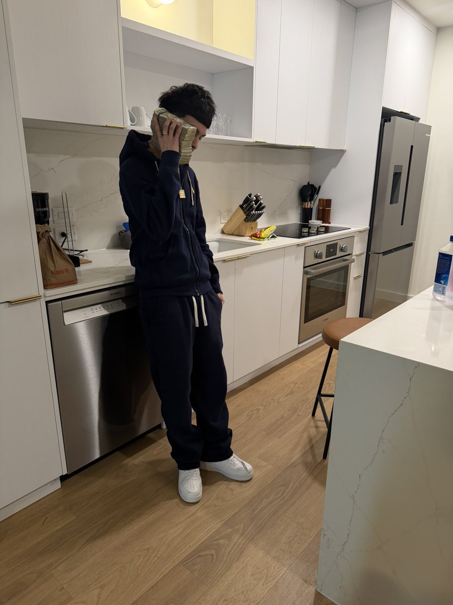 srtttkevo's tweet photo. White tee n some white ones 🫂🦅💙 https://t.co/OVH6YxeYdZ