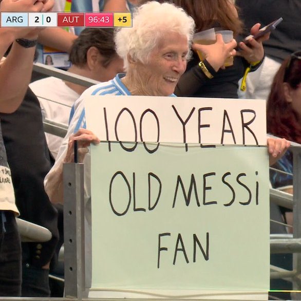 Indie5051's tweet photo. ¡EL FAN DE LIONEL MESSI DE 100 AÑOS CELEBRANDO LOS DOS GOLES DE MESSI https://t.co/8gYTqptZiQ