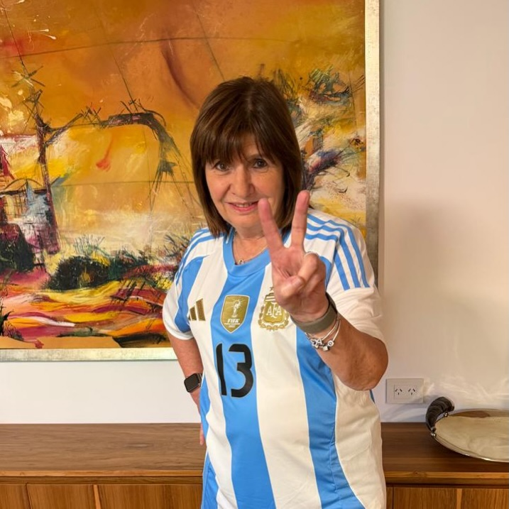 eldestapeweb's tweet photo. Patricia Bullrich alentó a la Selección Argentina con la camiseta del Cuti Romero https://t.co/hZhVm5av9W