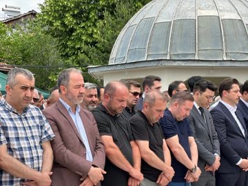sontv_'s tweet photo. ADALET BAKAN YARDIMCISI BURAK CEYHAN’IN ACI GÜNÜ

Aileyi yasa boğan vefat sonrası Tokat’ta cenaze töreni düzenlendi. 

Yargı camiası da acı günde Ceyhan’ı yalnız bırakmadı.

Haberin tüm detayları https://t.co/EkQJsTgGUu’de.

https://t.co/3MPUByg4m5

@adalet_bakanlik @AdaletPGM @ceyhanburakab