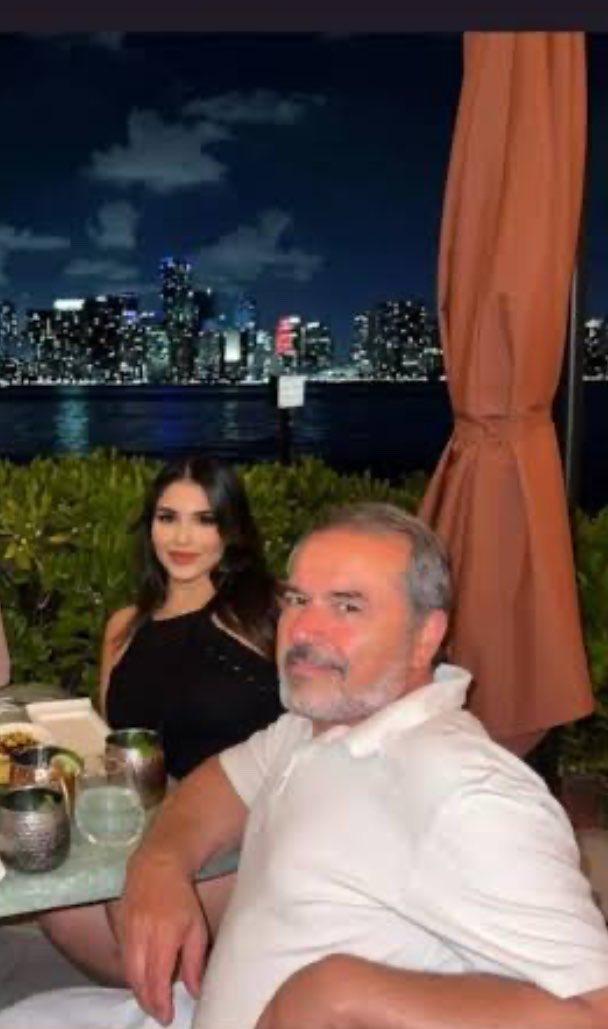 maximreza5's tweet photo. مارکو روبیو عزیز، 

سارا تشکری نیا
 دختر اکبر تشکری نیا
در  سان فرانسیسکو، کالیفرنیا
زندگی می کند      
 و در استارت‌آپ پنهان (Stealth Startup)
مشغول کار است

اکبر تشکرنیا یکی از عوامل کلیدی در شبکه تأثیرگذار «تکنوکرات‌های نظامی» محمدباقر قالیباف است. او به عنوان مدیرعامل سابق شرکت توسعه فضاهای فرهنگی تهران، مدیریت ساخت بناهای مهم مانند باغ کتاب تهران را بر عهده داشت و به عنوان مجری اصلی چشم‌انداز شهری و فرهنگی قالیباف برای پایتخت عمل می‌کرد. او بعداً به بخش خصوصی منتقل شد و به عنوان معاون امور فرهنگی و اجتماعی در ایران‌مال (پروژه‌ای چندمیلیارد دلاری مرتبط با بانک آینده) فعالیت کرد. حرفه او نمونه‌ای از قرارگیری افراد وفادار به نام «مردان سیستم» در سمت‌های بودجه‌دار municipal و تجاری است که تضمین می‌کند اولویت‌های مهندسی اجتماعی رژیم در بزرگ‌ترین پروژه‌های زیرساختی و لوکس ایران نهادینه شود.
اینگونه افراد که در بدنه رژیم کار میکنند برای امنیت امریکا خطرناک و ترویج امریکا ستیزی می کنند!!
#فوری 
#جاویدشاه