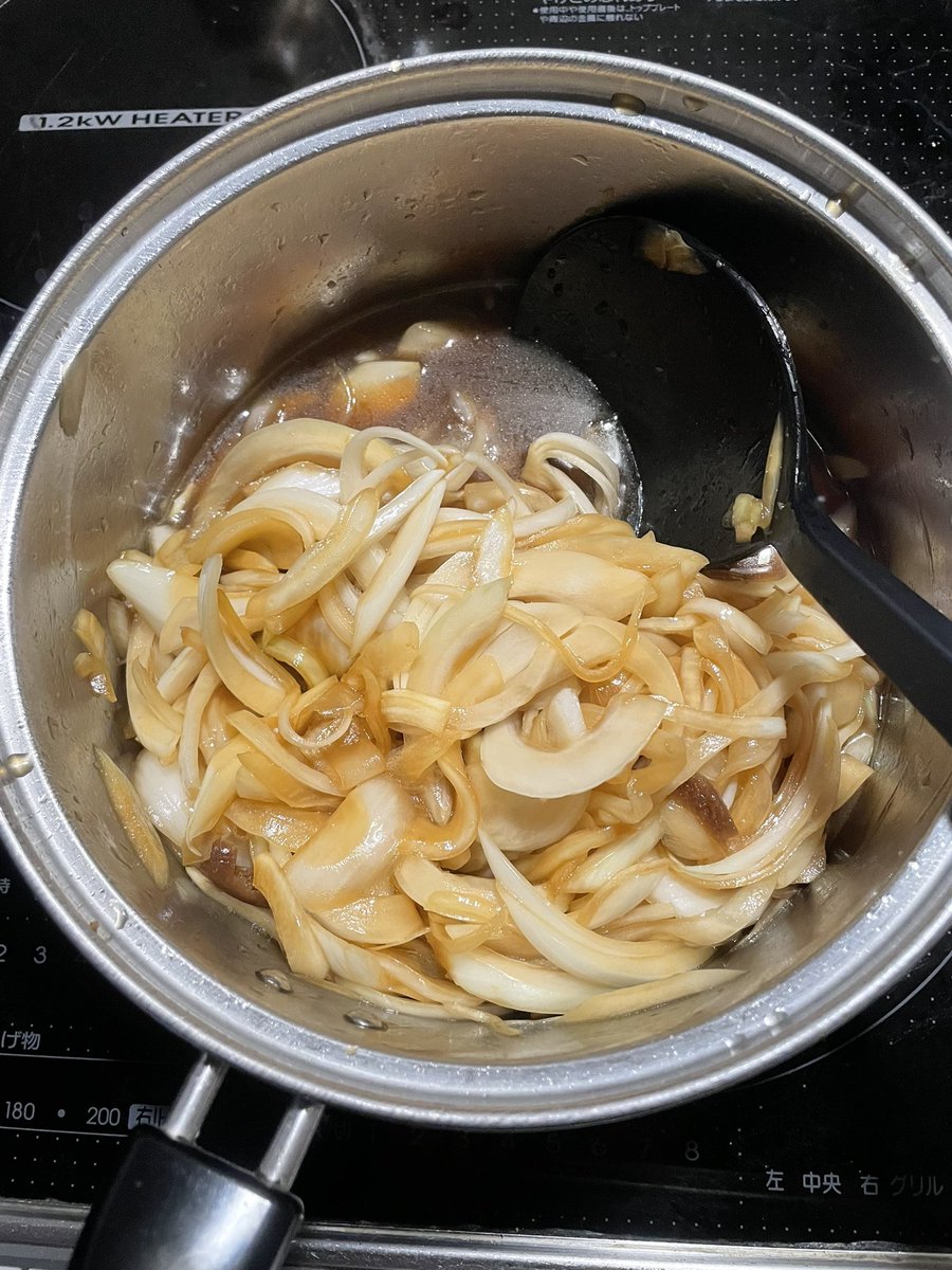 skikor's tweet photo. 日付け変わって今日は少しゆっくり出来そうな休日。
夜更かししてゲームの合間に料理(…という程のモノではない)の様子を見るのが楽しい。
容器に移して、冷蔵庫へ。馴染んでもう少ししんなりすると出来上がりぃ。
ちなみに妻、母親は食べた後に臭くなるから嫌だ…と、食べてくれません…。 https://t.co/iwrMkUakP7