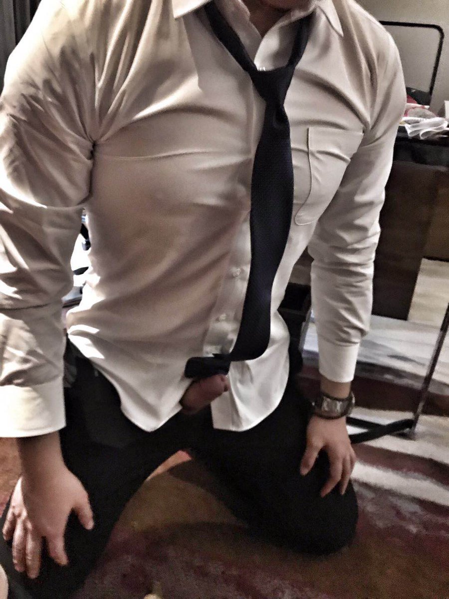 ljqljs's tweet photo. 有没有下了班就迫不及待的去找年下主人，来的路上狗吊一直坚挺着的叔m
#叔奴 #正装奴  #苏州 https://t.co/6knvU4fa5u