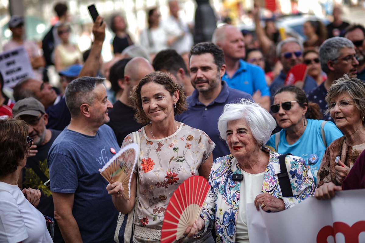 psoe_m's tweet photo. Hemos salido a la calle para conmemorar los 50 años de la primera gran movilización vecinal que tuvo Madrid en democracia.

El 22 de junio de 1976 miles de personas hicieron historia reclamando derechos y libertades.

Derechos y libertades que podemos perder si no se protegen. https://t.co/NHxx6FJAAj