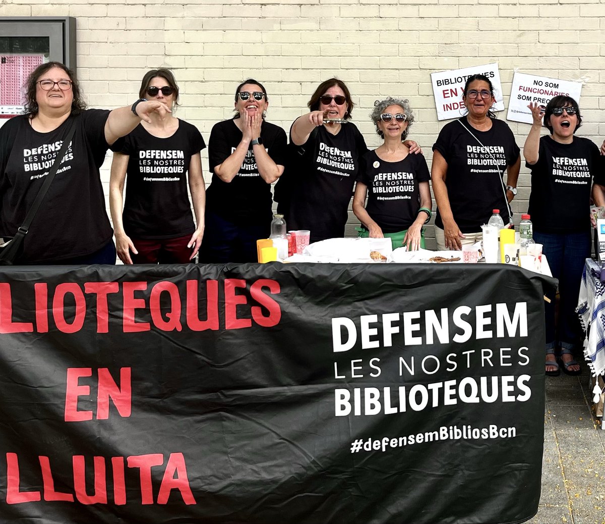 defensembiblios's tweet photo. Avui a la B. Xavier Benguerel hem celebrat la nostra particular "inauguració": dignitat i lluita! ✊
Gràcies a tothom qui s'ha passat pel berenar i s'ha emportat una samarreta o bossa per la caixa de resistència.
#BibliotequesDignes #25AnysCBB #CaixaDeResistència https://t.co/x14BtYhM6H