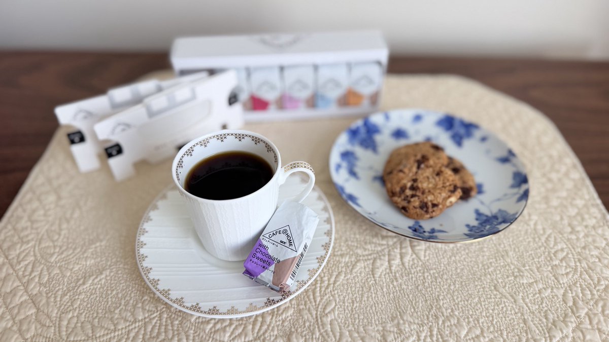 MyTime78780209's tweet photo. こちらの源吉兆庵で見つけた
UCC CAFE@HOME

コーヒー10gにペアリングスイーツのおすすめが記してあり、フィルター付き。

まずはwith chocolate sweets 
ブラジル
コロンビア
しっかりとした苦味

ココアニブの香りで、チョコチップクッキーのチョコレートがさらに美味しくなりました。 https://t.co/4RShKTpt9x
