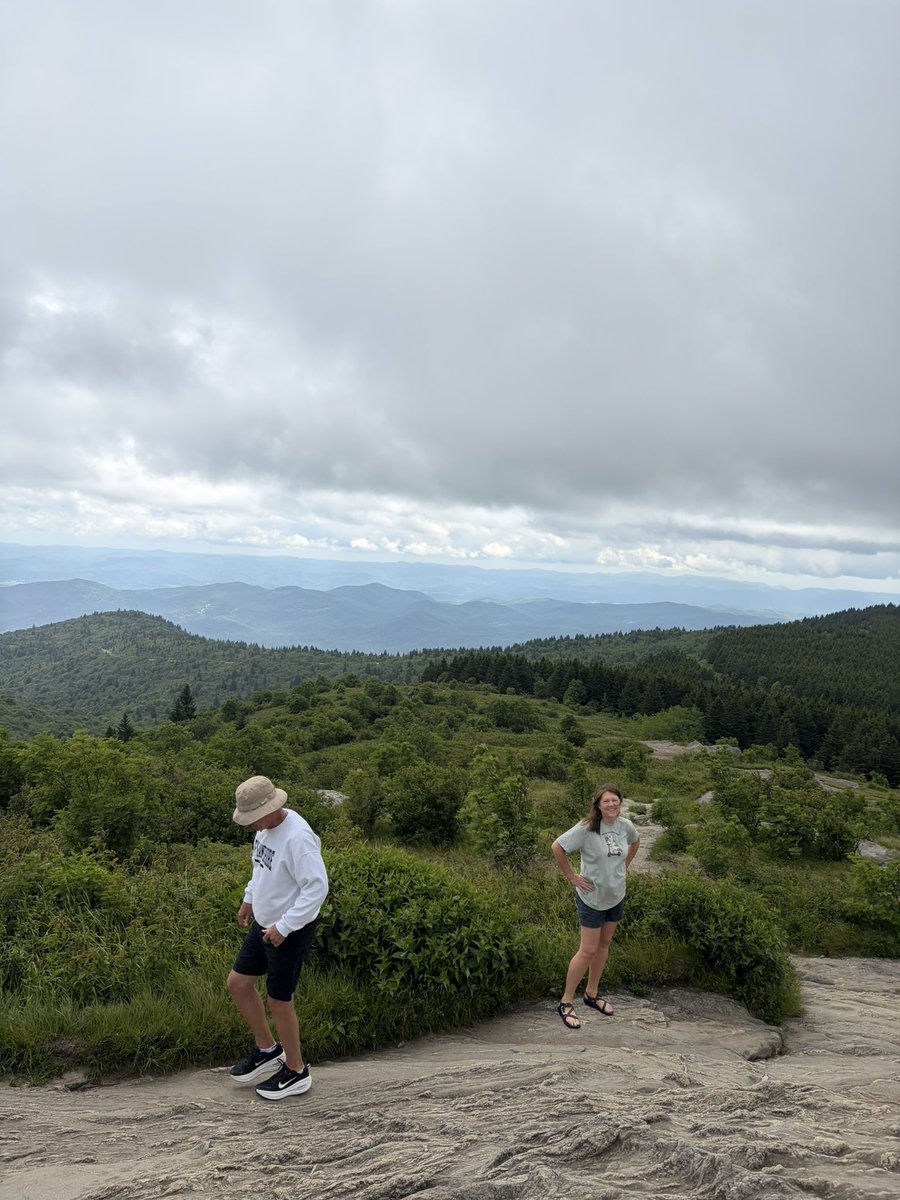 bobbybentley's tweet photo. Hiking tips from @emilybentleyy https://t.co/HmT0JlzU4G