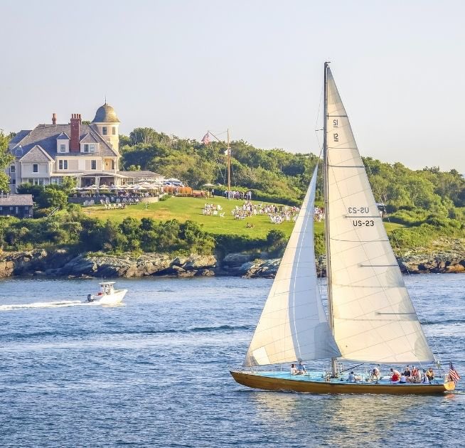 sarabethnowak's tweet photo. @FreddyLA7 Freddy you must come to Newport RI for the true New England gilded age coastal experience but also with vibrant shopping and nightlife… and obviously a lobster roll and mudslide!!!! https://t.co/bFIM6HVsXq