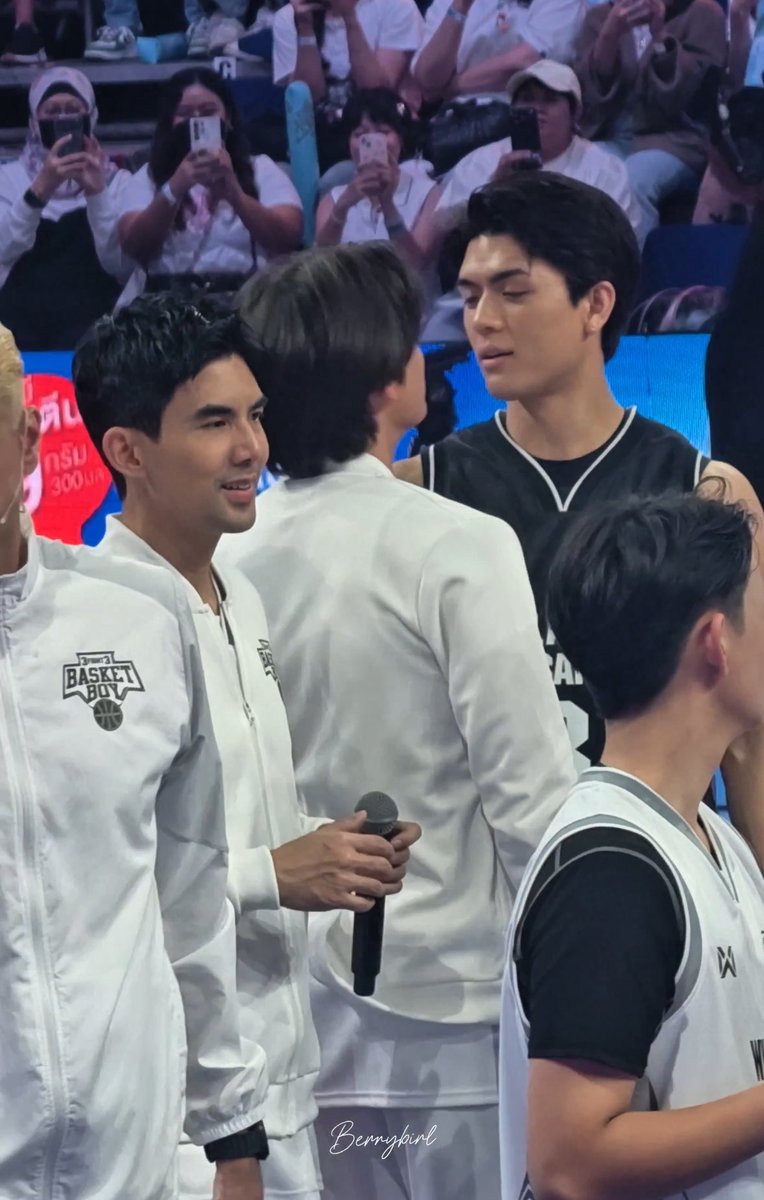 jssgwnluv's tweet photo. gawin: “stop looking at                     
me with those eyes”       

joss: “what eyes”? https://t.co/MZ1MEMJOiC