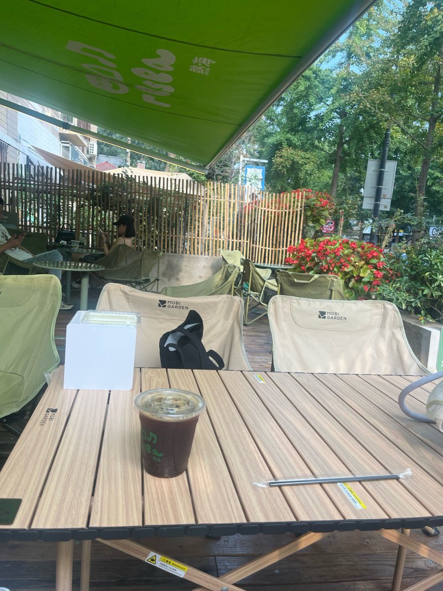 kreksspeks_'s tweet photo. Had the best coffee chat with my new neighbor today—turns out we both love hiking! Friendships really do start in the smallest moments.， https://t.co/2rklIHGz6J