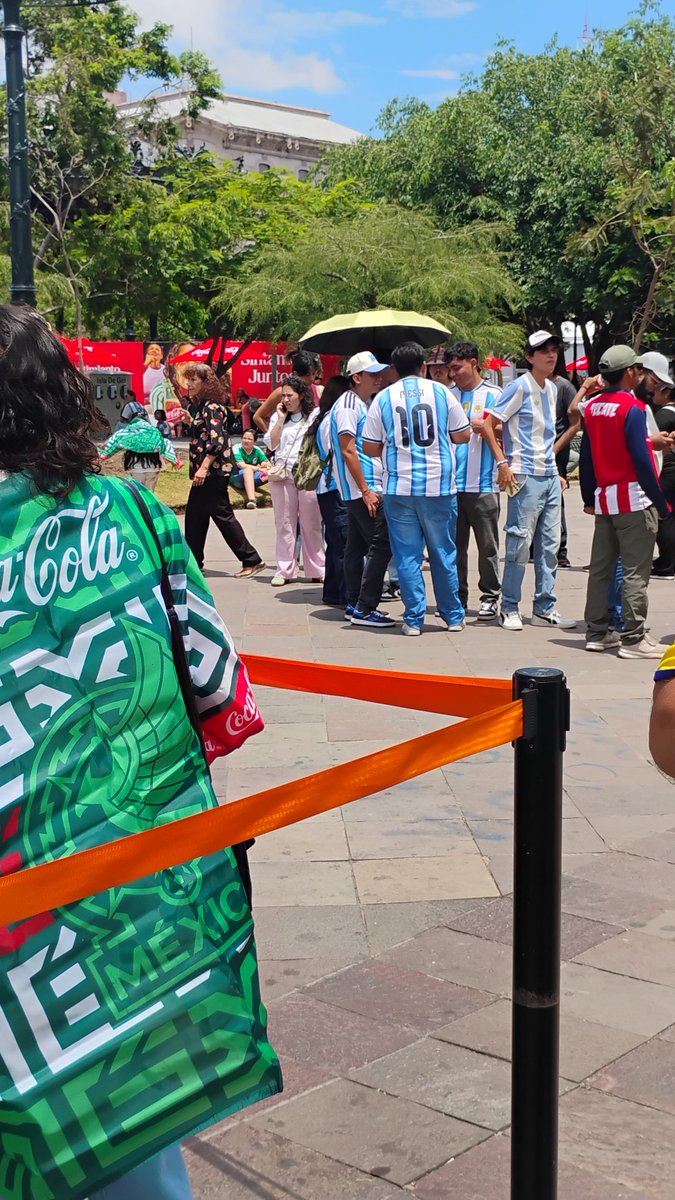 wosiram's tweet photo. Fifa fan fest: No autorizo sombrillas en mi evento 😡
Personas en el FIFA fan fest: 

De haber sabido, me traigo mi puta sombrilla. https://t.co/HPYaKZGet4