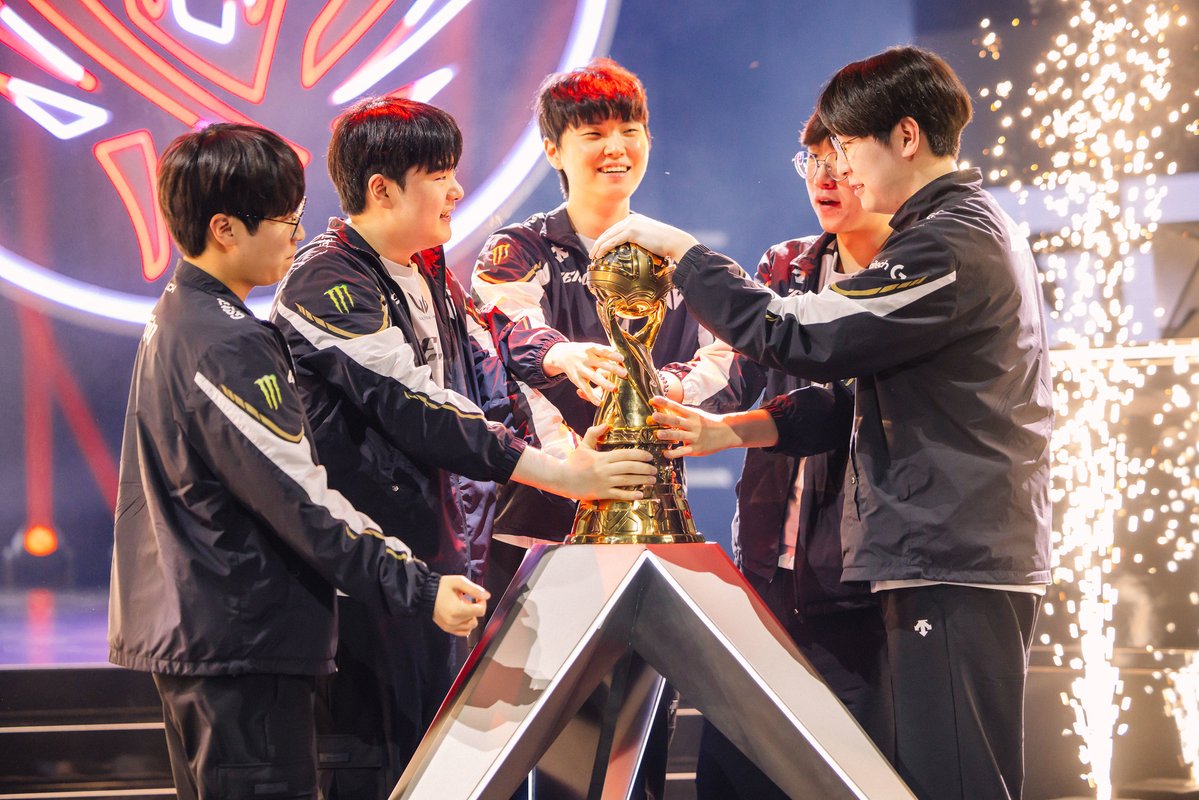 CBLOL's tweet photo. A @GenG dominou as duas últimas edições de #MSI e levantou a taça em 2024 e 2025

Em 2026, a equipe não se classificou para a competição e o troféu ficará com outra equipe 🏆

Será que teremos um campeão inédito desta vez? 👀 https://t.co/9GtaqklwKM