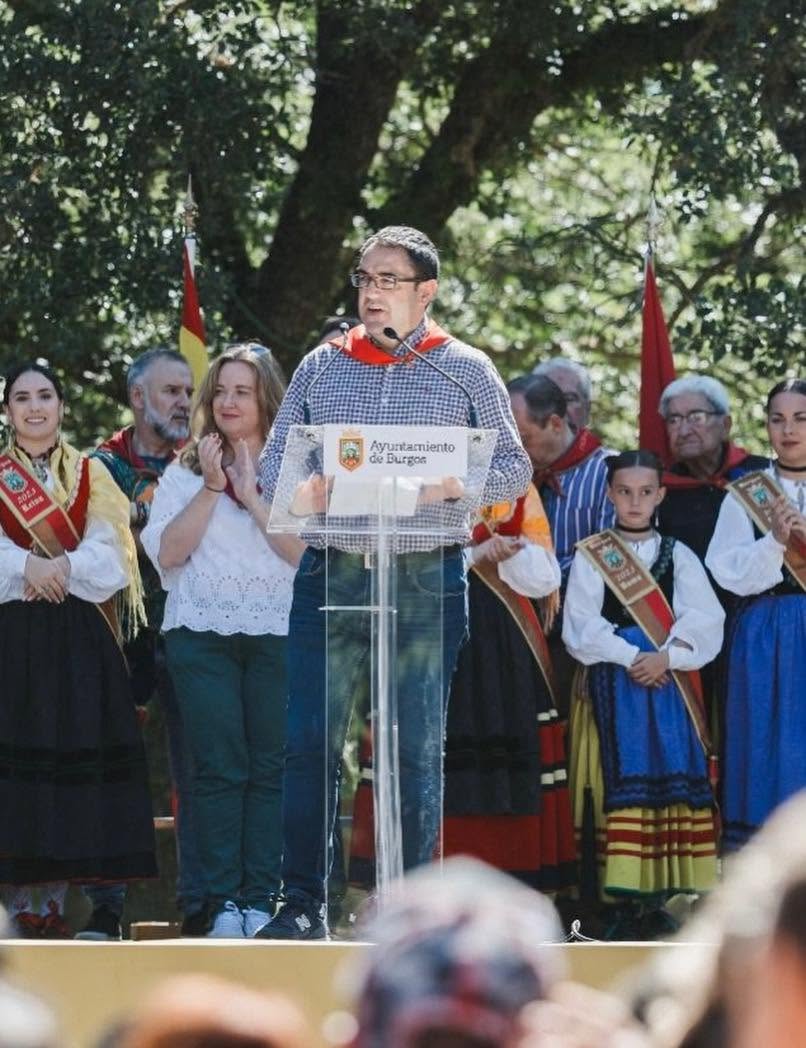 Hermandadburgos's tweet photo. Hoy nos ha dejado Sergio Corral, que durante muchos años fue la voz de las fiestas y actos celebrados en nuestra Ciudad.
Desde la Hermandad te vamos a echar mucho de menos.
Mandamos a sus familiares, amigos y compañeros de @COPEBurgos, nuestro más sentido pésame.
D.E.P. amigo. https://t.co/BOACWmdHBL