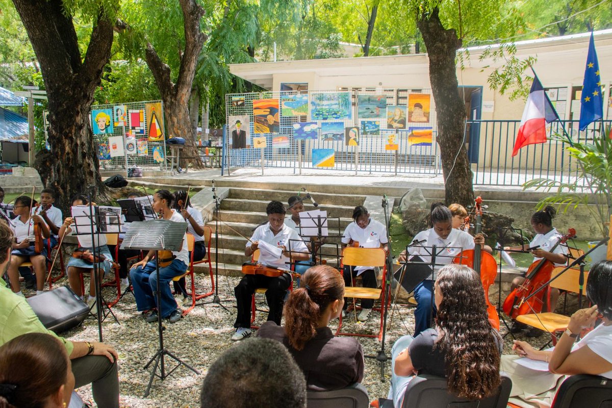 ambafranceht's tweet photo. #LycéeAlexandreDumas | L' Ambassadeur de France en Haïti a assisté ce vendredi 19 juin à la fête de fin d'année du Lycée Alexandre Dumas (LAD). Il a salué l’engagement de l'équipe pédagogique ainsi que l'association des parents d'élèves au service des élèves. L'ambassadeur a félicité les élèves qui ont réalisé des études sur leur vision du futur de Port au Prince et des 10 régions d’Haïti avant d'assister au premier concert du nouvel orchestre des élèves du Lycée.  

====================================  

#LycéeAlexandreDumas | Anbasadè Lafrans an Ayiti an te patisipe vandredi 19 jen nan fèt fen dane Lycée Alexandre Dumas (LAD). Li salye angajman ekip pedagojik la ansanm ak asosyasyon paran elèv yo k ap travay pou byennèt ak siksè elèv yo. Anbasadè a felisite elèv ki te reyalize etid sou vizyon yo genyen pou lavni Pòtoprens ak 10 depatman Ayiti yo, epi li te asiste premye konsè nouvo òkès elèv yo nan Lise a.