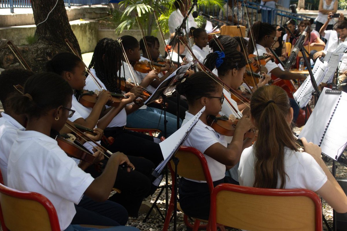 ambafranceht's tweet photo. #LycéeAlexandreDumas | L' Ambassadeur de France en Haïti a assisté ce vendredi 19 juin à la fête de fin d'année du Lycée Alexandre Dumas (LAD). Il a salué l’engagement de l'équipe pédagogique ainsi que l'association des parents d'élèves au service des élèves. L'ambassadeur a félicité les élèves qui ont réalisé des études sur leur vision du futur de Port au Prince et des 10 régions d’Haïti avant d'assister au premier concert du nouvel orchestre des élèves du Lycée.  

====================================  

#LycéeAlexandreDumas | Anbasadè Lafrans an Ayiti an te patisipe vandredi 19 jen nan fèt fen dane Lycée Alexandre Dumas (LAD). Li salye angajman ekip pedagojik la ansanm ak asosyasyon paran elèv yo k ap travay pou byennèt ak siksè elèv yo. Anbasadè a felisite elèv ki te reyalize etid sou vizyon yo genyen pou lavni Pòtoprens ak 10 depatman Ayiti yo, epi li te asiste premye konsè nouvo òkès elèv yo nan Lise a.