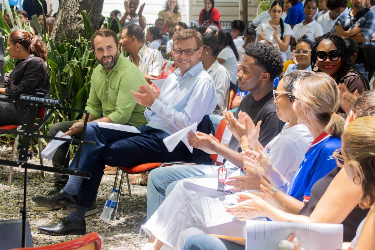 ambafranceht's tweet photo. #LycéeAlexandreDumas | L' Ambassadeur de France en Haïti a assisté ce vendredi 19 juin à la fête de fin d'année du Lycée Alexandre Dumas (LAD). Il a salué l’engagement de l'équipe pédagogique ainsi que l'association des parents d'élèves au service des élèves. L'ambassadeur a félicité les élèves qui ont réalisé des études sur leur vision du futur de Port au Prince et des 10 régions d’Haïti avant d'assister au premier concert du nouvel orchestre des élèves du Lycée.  

====================================  

#LycéeAlexandreDumas | Anbasadè Lafrans an Ayiti an te patisipe vandredi 19 jen nan fèt fen dane Lycée Alexandre Dumas (LAD). Li salye angajman ekip pedagojik la ansanm ak asosyasyon paran elèv yo k ap travay pou byennèt ak siksè elèv yo. Anbasadè a felisite elèv ki te reyalize etid sou vizyon yo genyen pou lavni Pòtoprens ak 10 depatman Ayiti yo, epi li te asiste premye konsè nouvo òkès elèv yo nan Lise a.