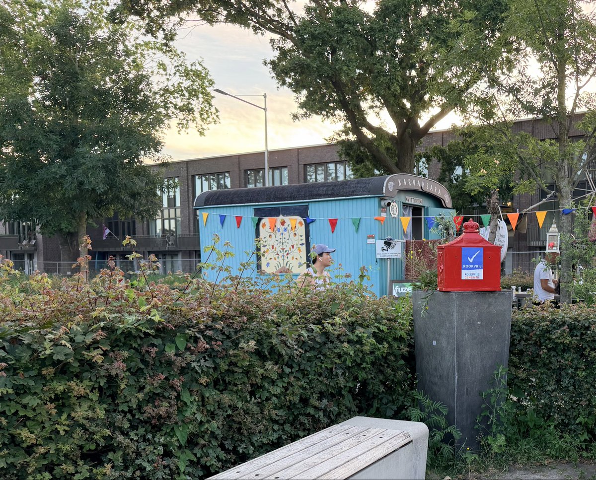 HenkKrol's tweet photo. Aan de Tilburgse Piushaven zitten tientallen horecabedrijven, van recht toe en recht aan, tot zeer exclusief.
Maar een van de meest opmerkelijke ondernemers is Vittorio met zijn Karvansara. 
Specialiteit van deze voormalig inwoner van Teheran: Perzisch ijs met warme gembercake. https://t.co/rtoFx1SWHD